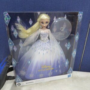 Hasbro Disney Princess Style Series Holiday Elsa Doll, Fashion Doll Accessories,